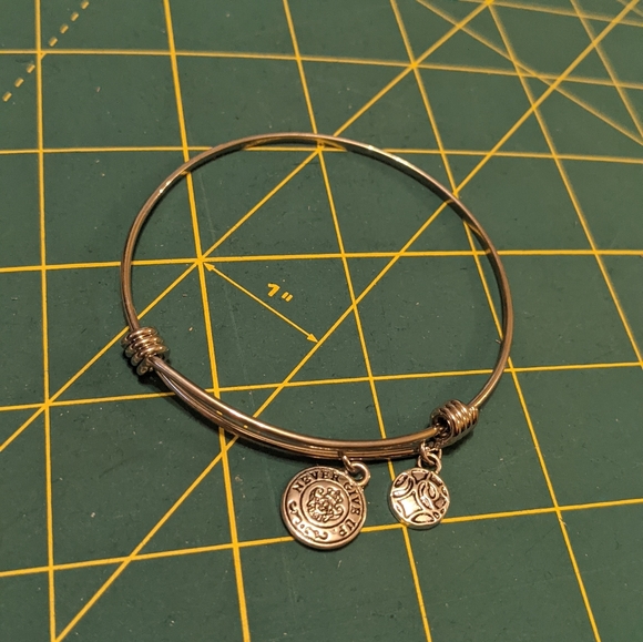 Bangle charm bracelet "Never Give Up" - adjustable silver tone - Picture 5 of 11